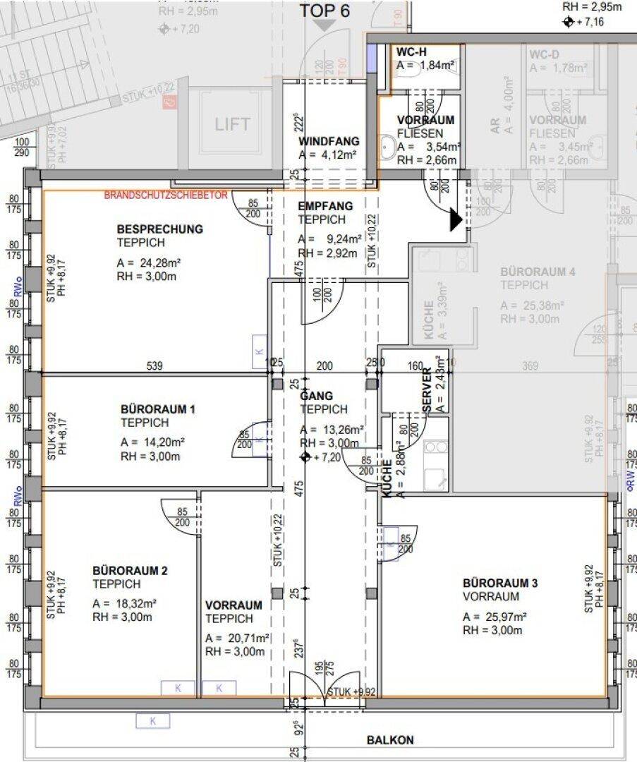 Detaillierter Grundriss der obersten Etage mit mehreren Büroräumen, Empfangsbereich und Sanitäranlagen.