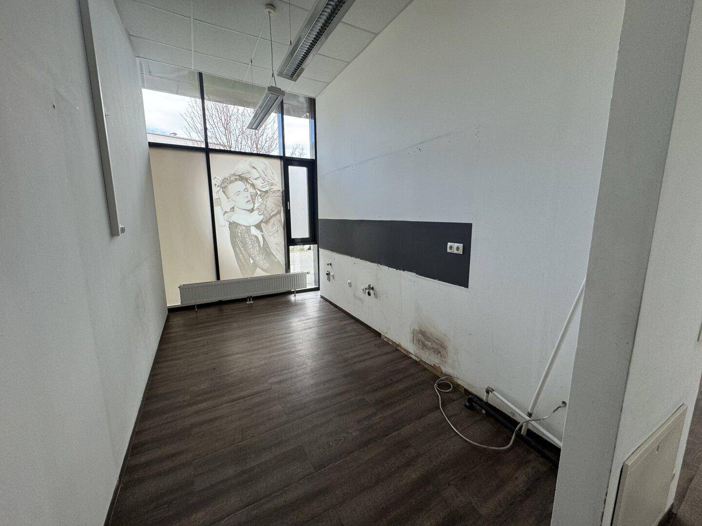 Geschäftslokal in der Peter-Rosegger-Straße! Ehemaliger Friseurladen! - Mehr