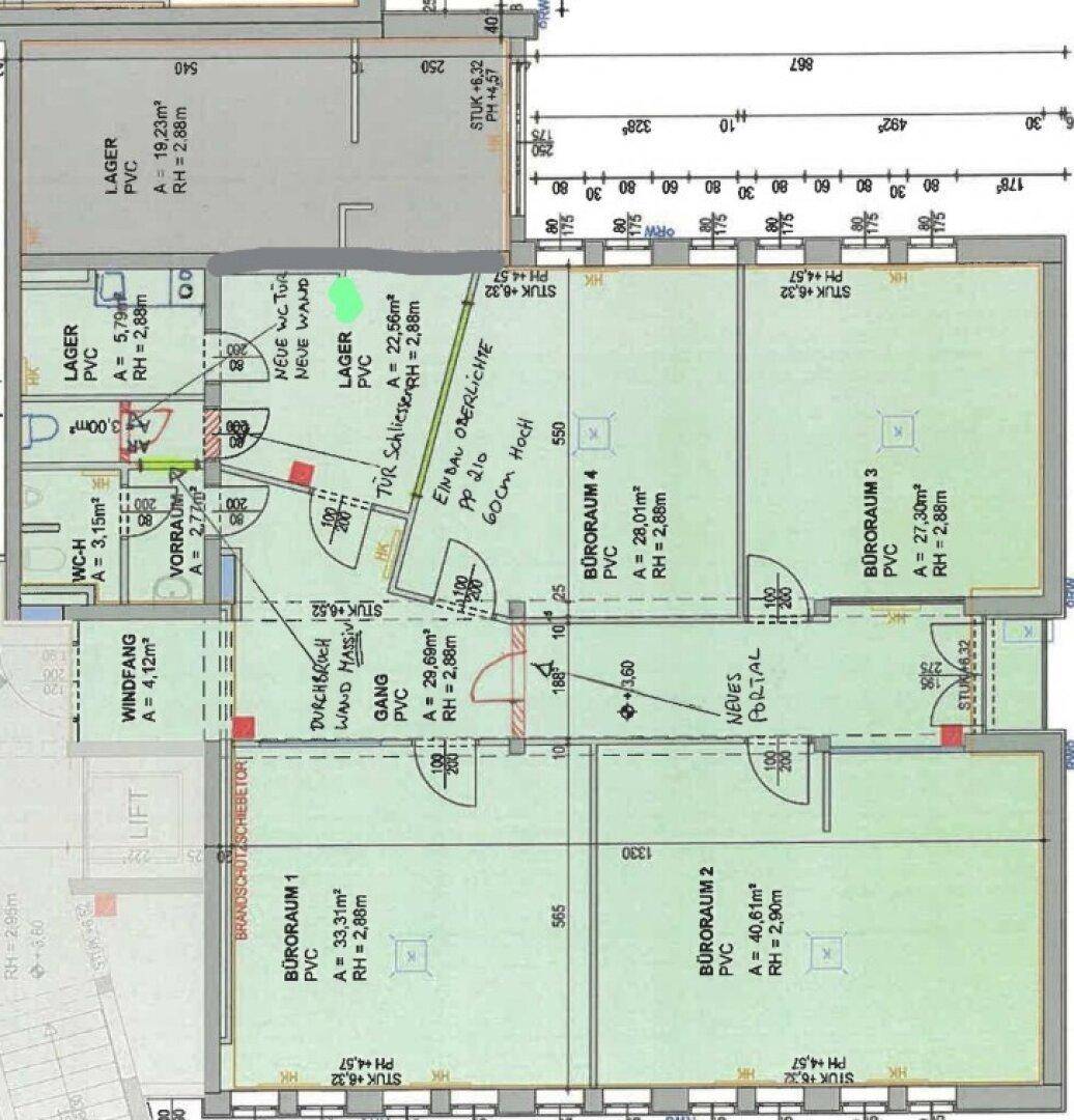 Detaillierter Grundrissplan mit mehreren Büroräumen, Lagerflächen und einem Windfang.