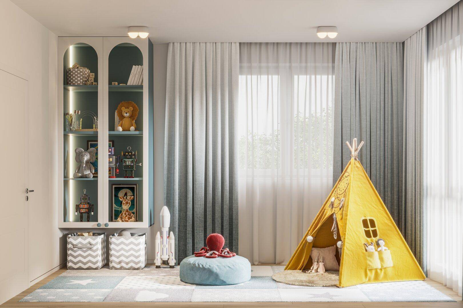 Helles Kinderzimmer mit einem gelben Spielzelt, einem Regal voller Spielzeug und großen Fenstern mit Vorhängen.