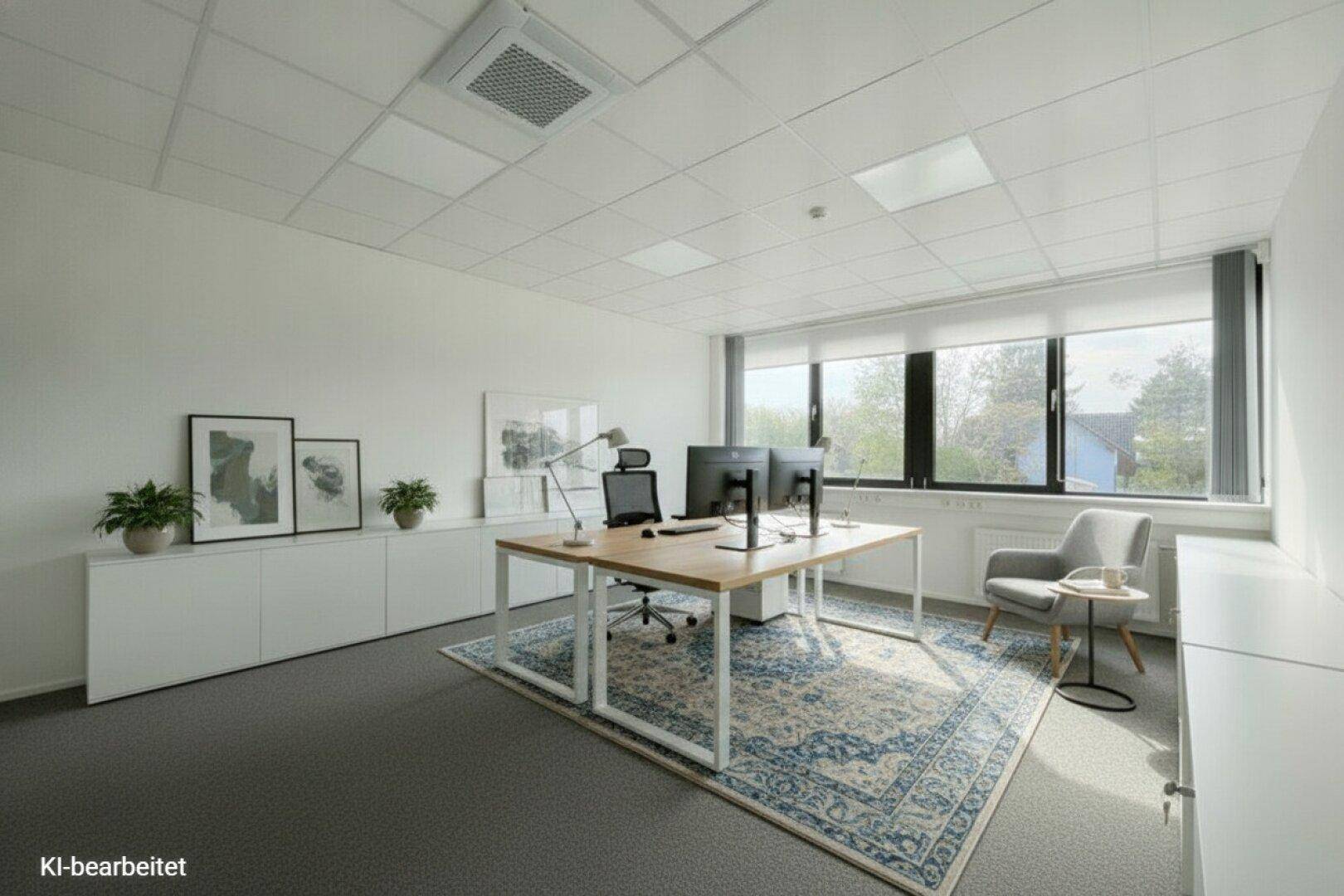 Einzelbüro mit modernem Schreibtisch, Teppichboden und einem großen Fenster, das viel Licht hereinlässt.