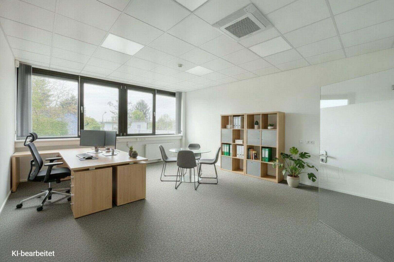 Modernes Büro mit Holztisch, Stühlen und Regalen, ausgestattet mit Teppichboden und großen Fenstern.