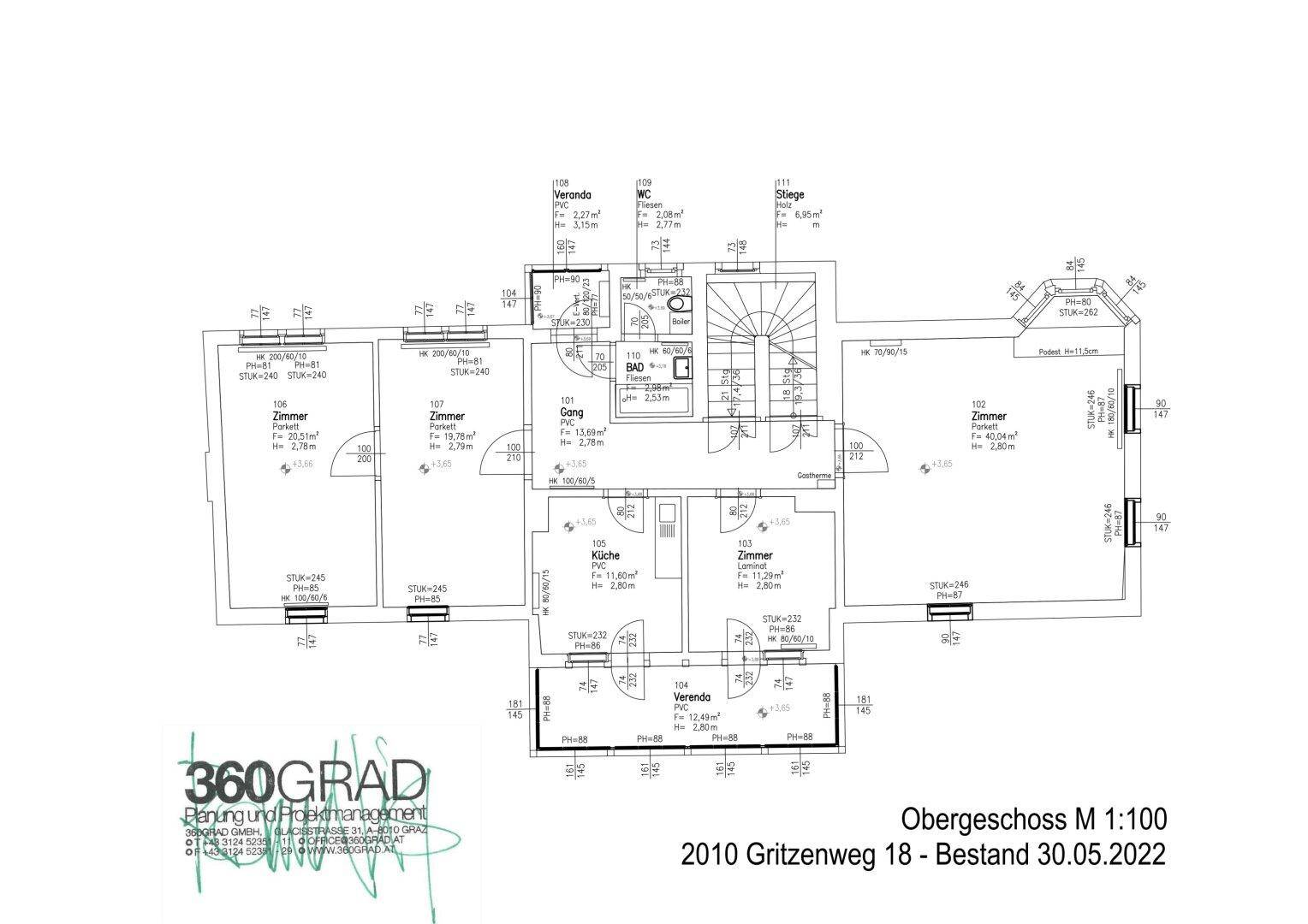 Grundriss des Obergeschosses mit Zimmern, Küche, Bad und einer Veranda.