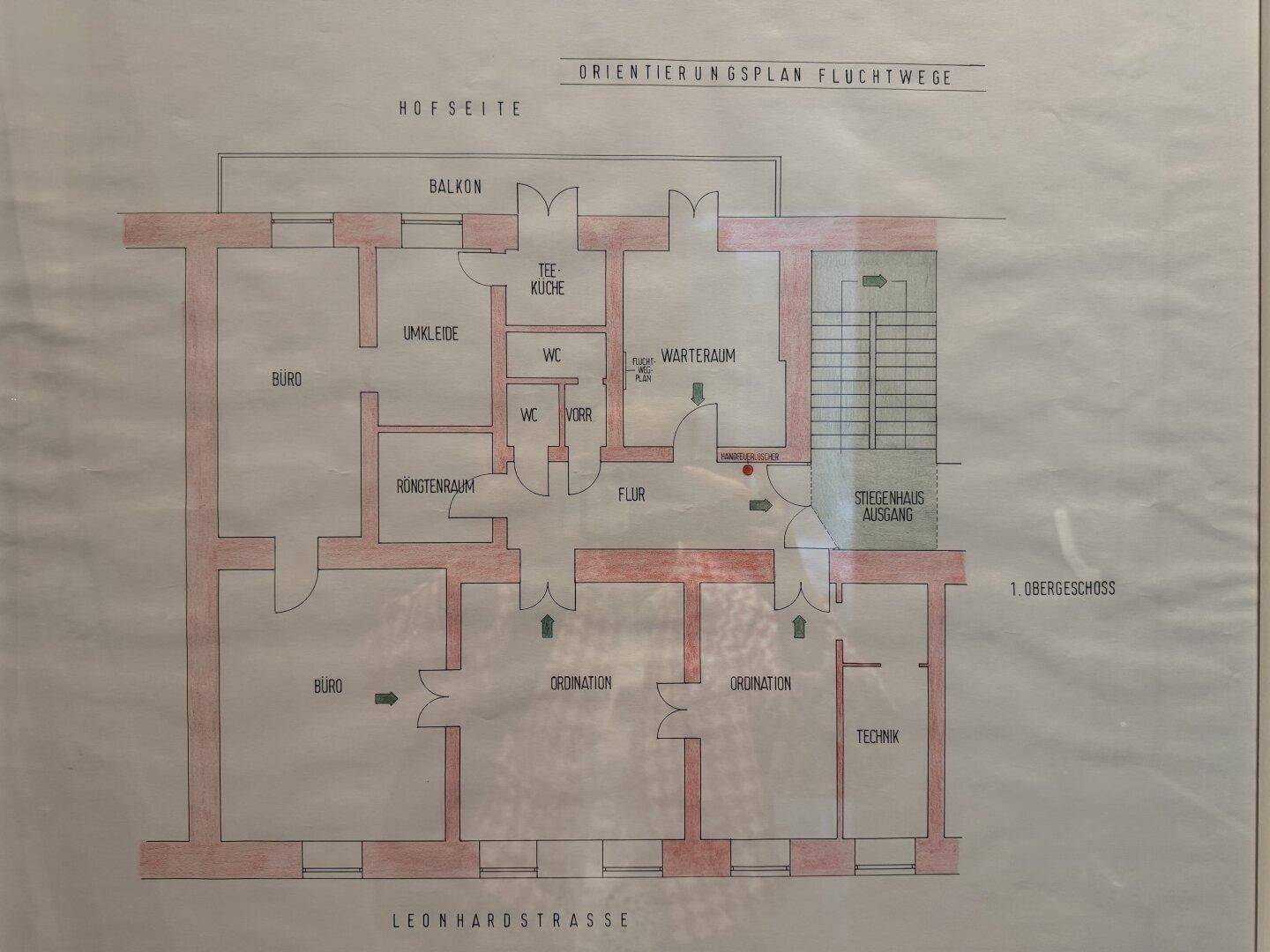 Orientierungsplan und Fluchtwege für das erste Obergeschoss mit Büros und Wartebereich.