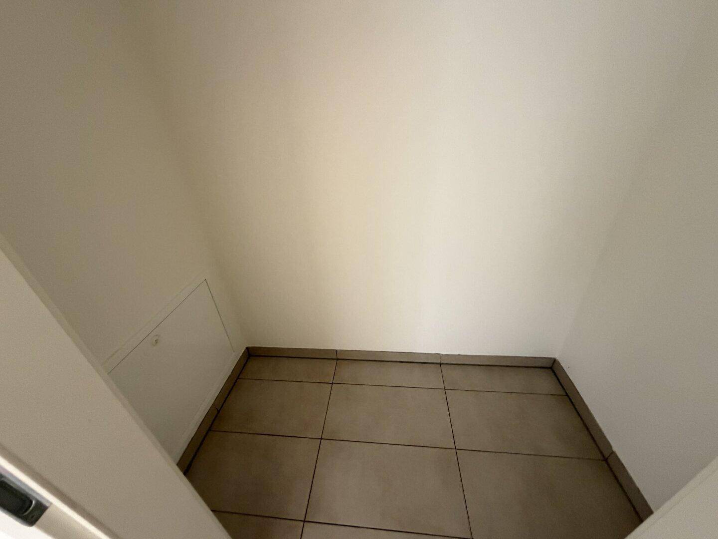 Praktischer Abstellraum mit Fliesenboden, ideal für zusätzlichen Stauraum im Haushalt.