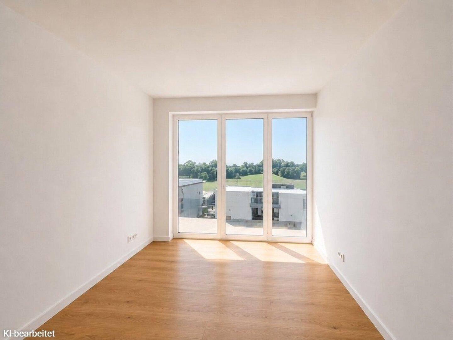 Helles, leeres Zimmer mit Holzboden und großen Fenstern, die einen weiten Blick bieten.