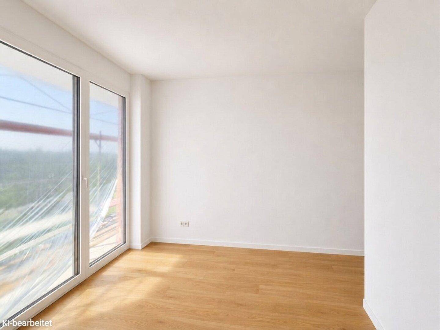 Unmöblierter Raum mit großen, bodentiefen Fenstern und hellem Laminatboden, ideal für individuelle Gestaltung.