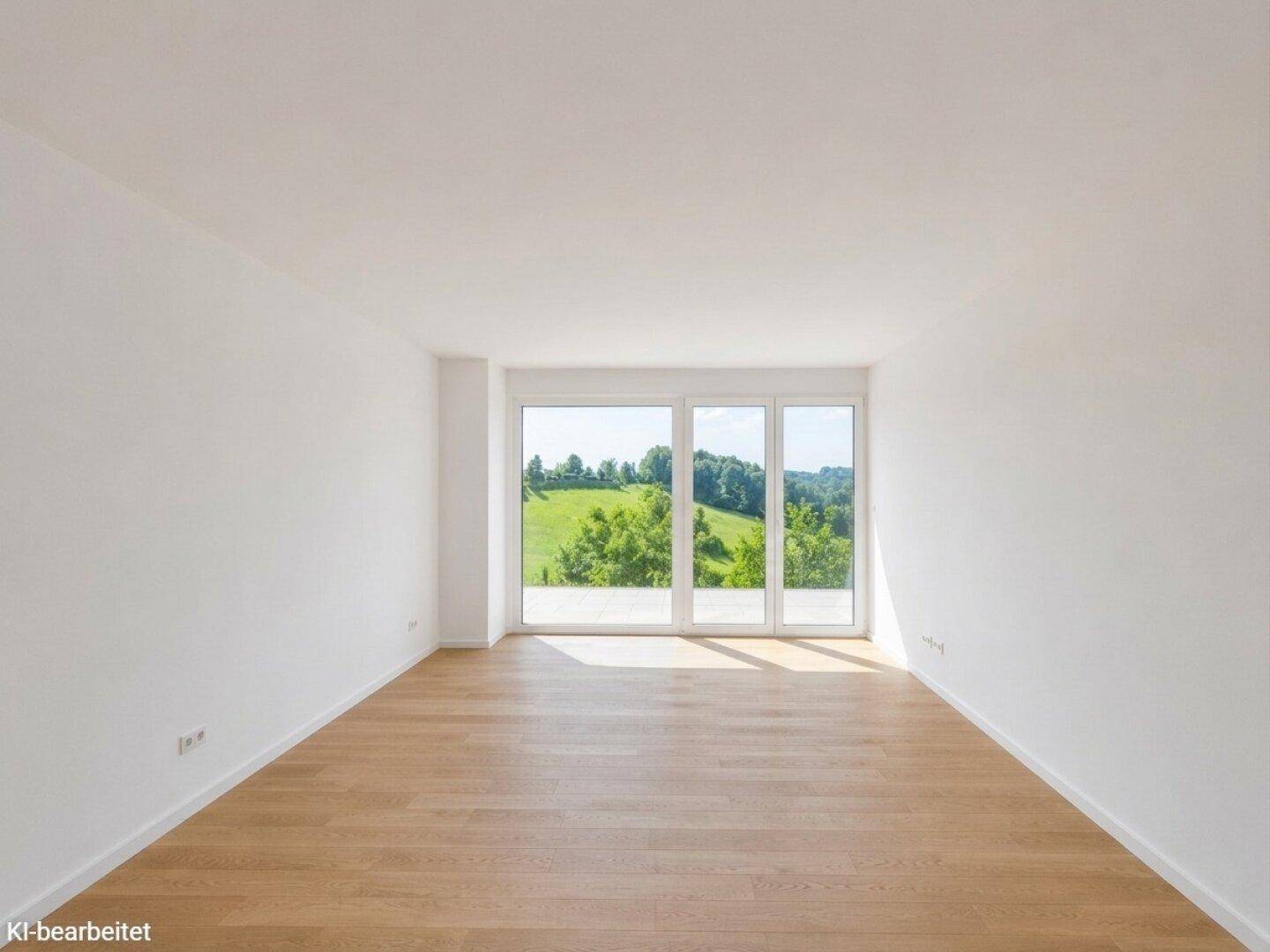 Geräumiges, leeres Zimmer mit großen Fenstern und weitem Blick auf die Landschaft.