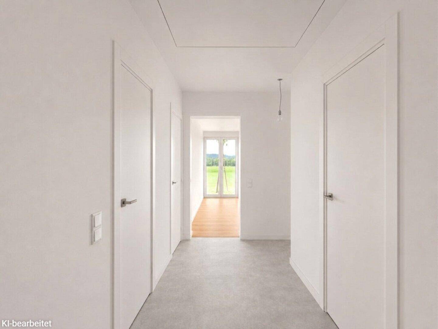 Heller Flur mit modernen Türen und Fliesenboden, der zu einem lichtdurchfluteten Raum führt.