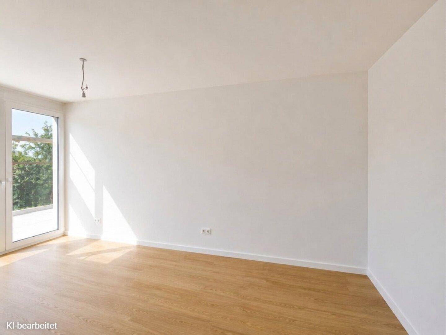 Lichtdurchfluteter Raum mit Holzboden und Zugang zu einem Außenbereich, ideal für individuelle Gestaltung.