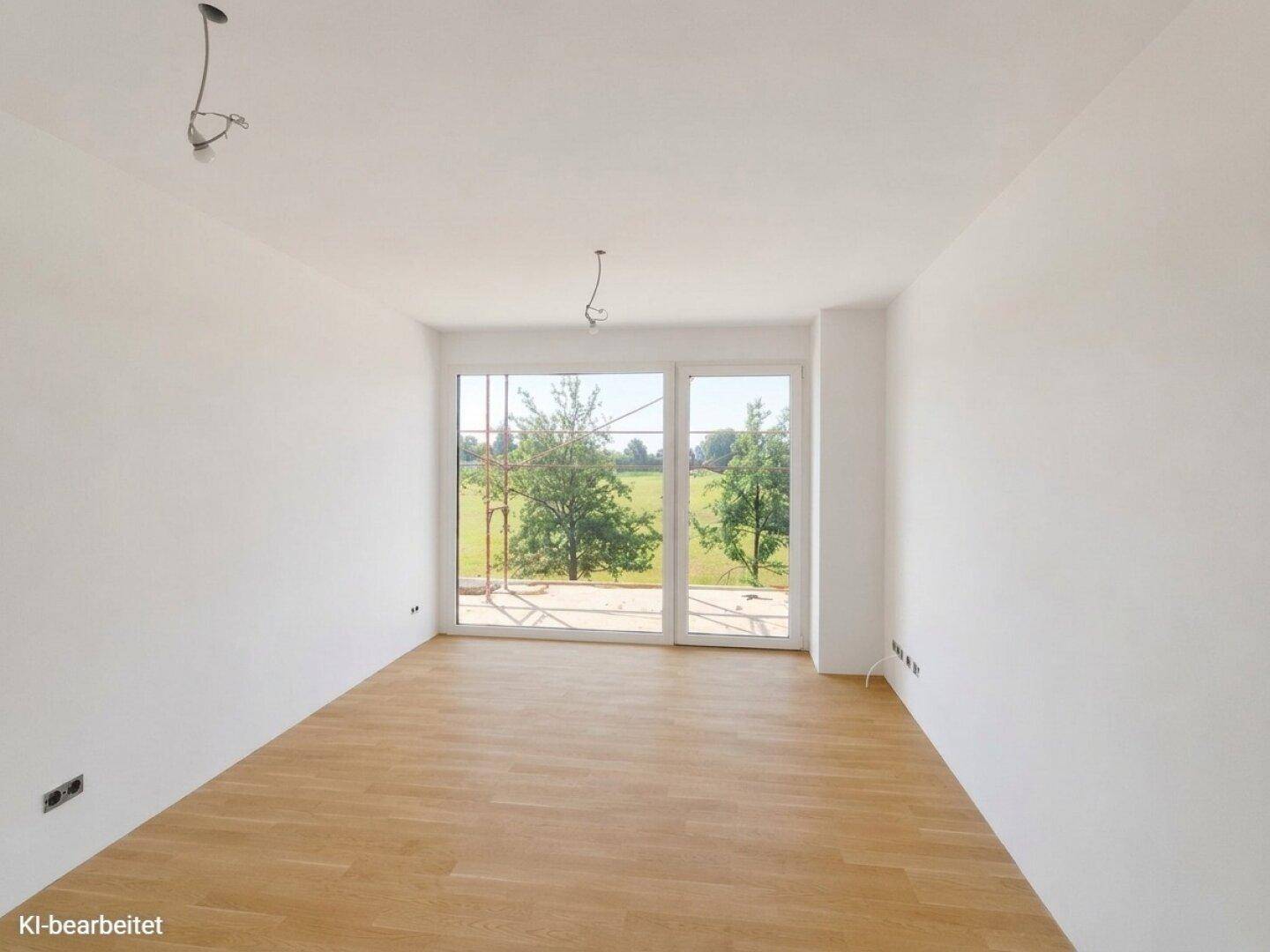 Geräumiges Zimmer mit großen Fenstern, Holzboden und weitem Blick auf die umliegende Landschaft.