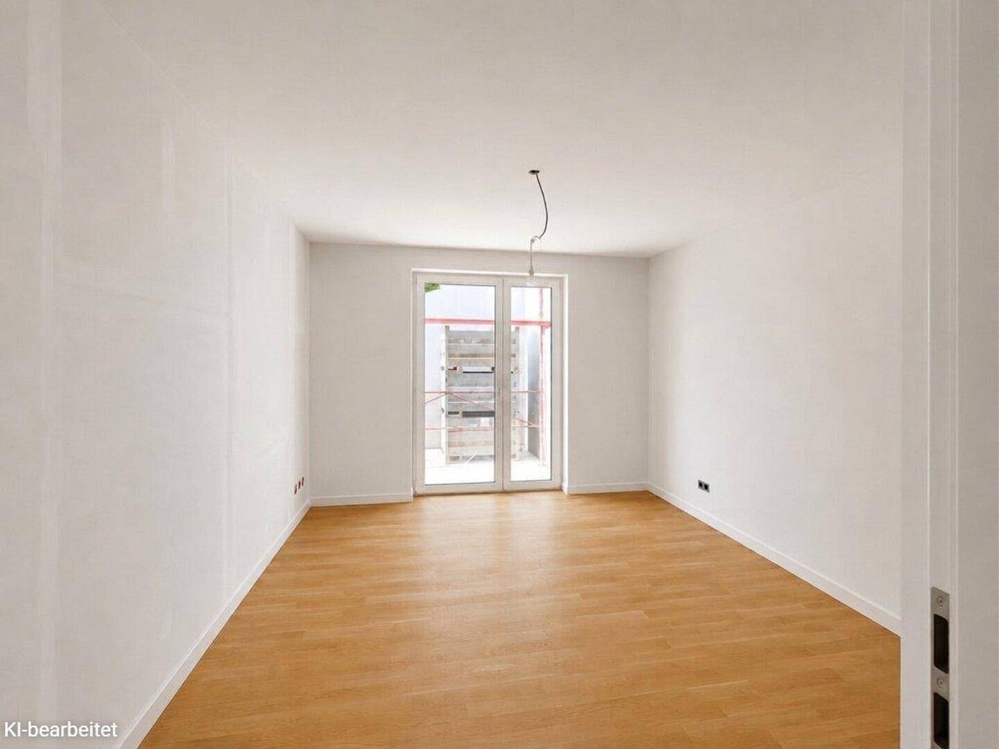 Leeres Zimmer mit Holzboden und weiß gestrichenen Wänden, Blick auf eine Baustelle durch die Tür.