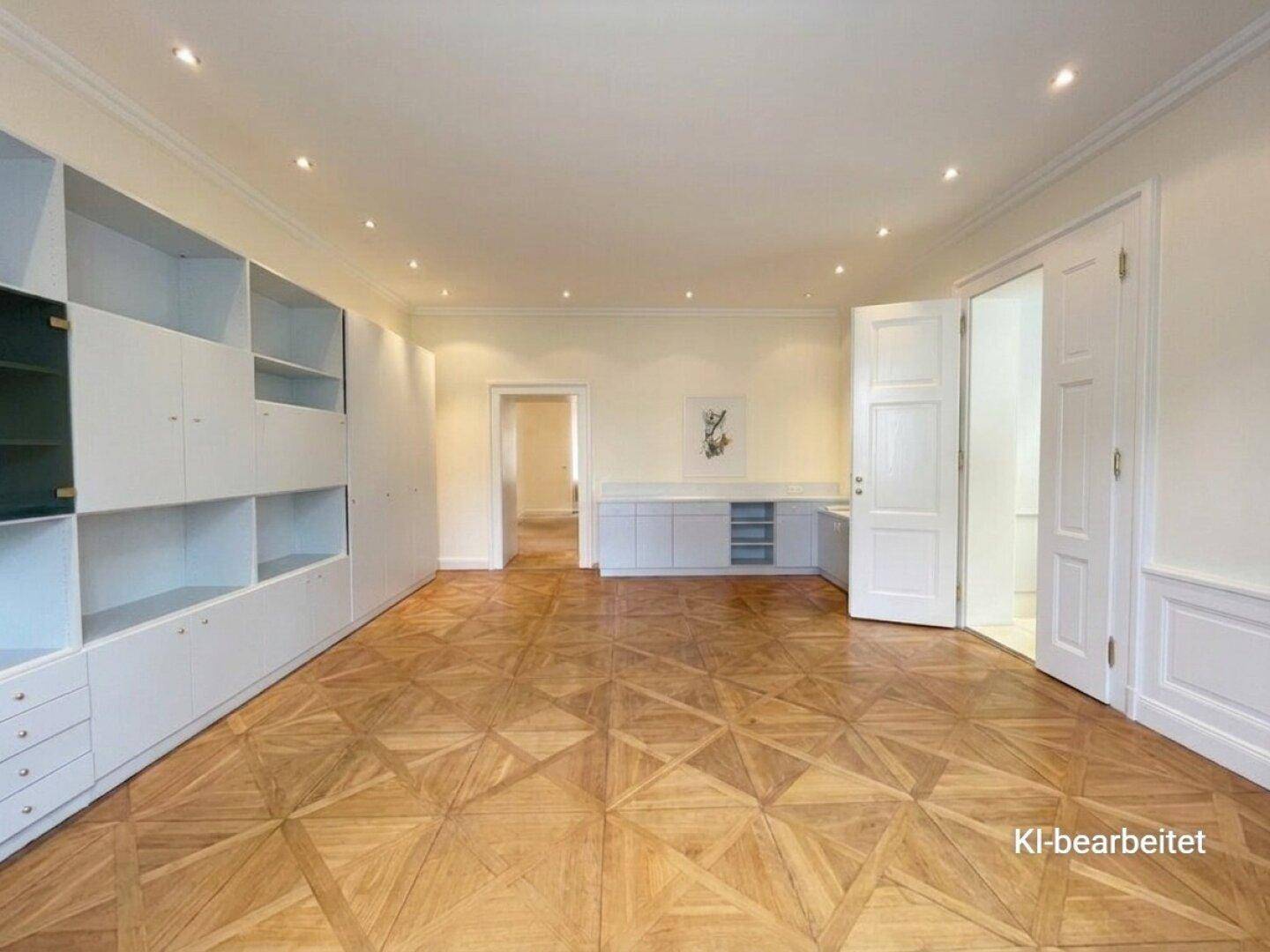 Helles Büro mit Fischgrätparkett, integrierten Regalen und mehreren Türen, die zu weiteren Räumen führen.