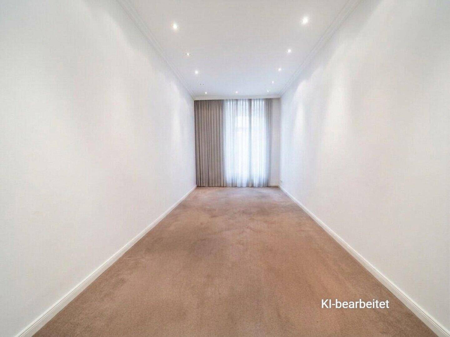 Ruhiger Büroraum mit Teppichboden, Einbaustrahlern und einem Fenster mit blickdichten Vorhängen.