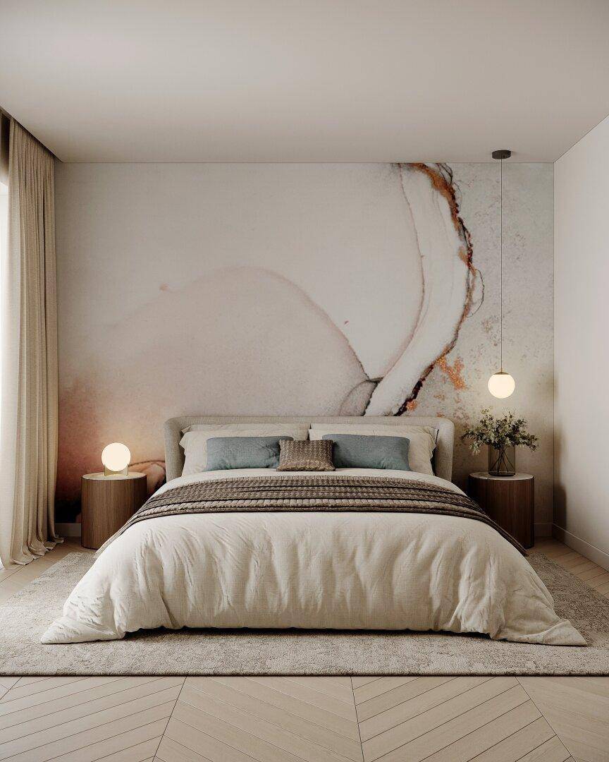 Gemütliches Schlafzimmer mit großem Bett, Nachttischen und dekorativer Wandgestaltung in hellen Tönen.