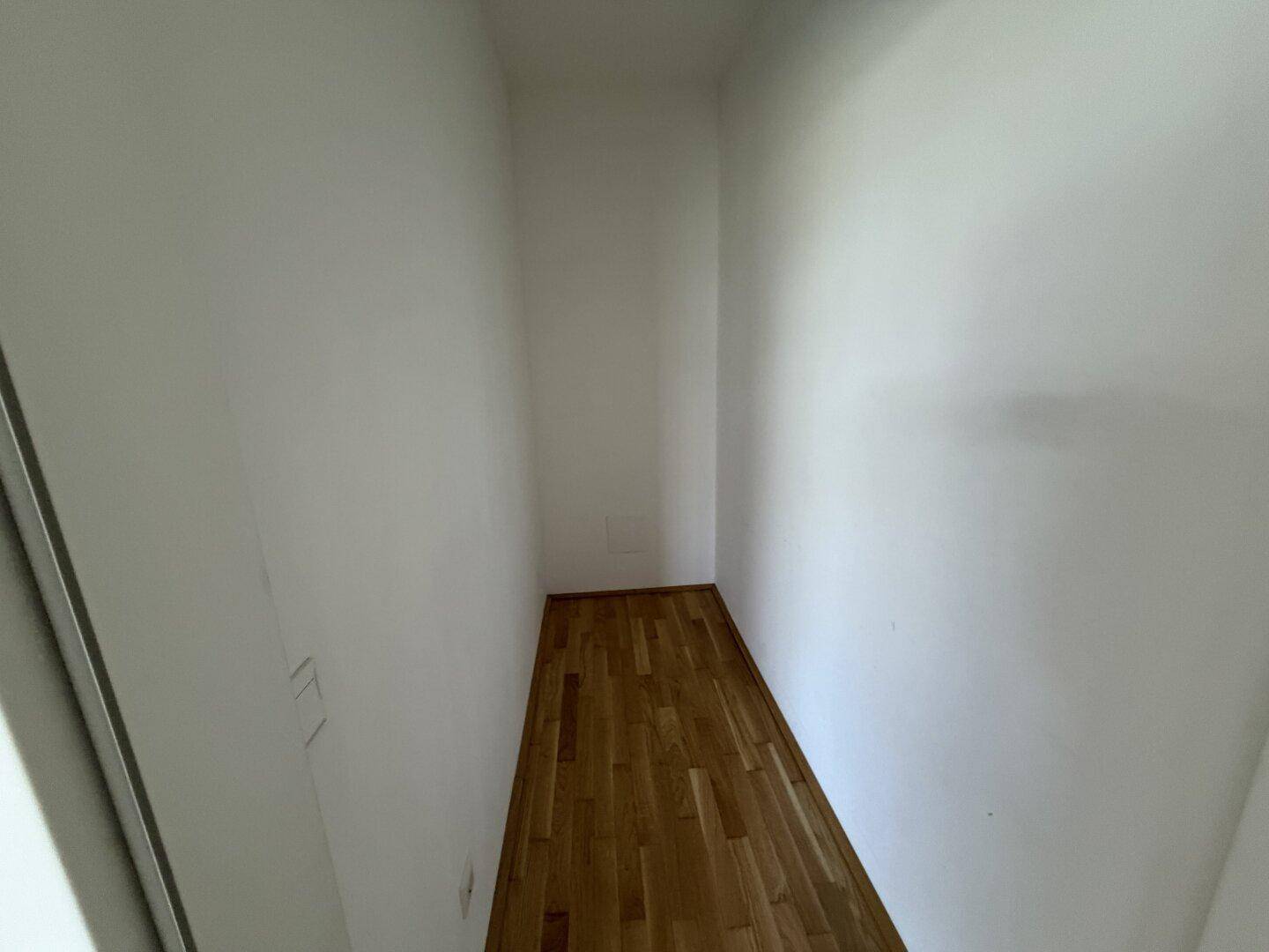 Praktischer Abstellraum mit Holzparkettboden, ideal für zusätzlichen Stauraum in der Wohnung.