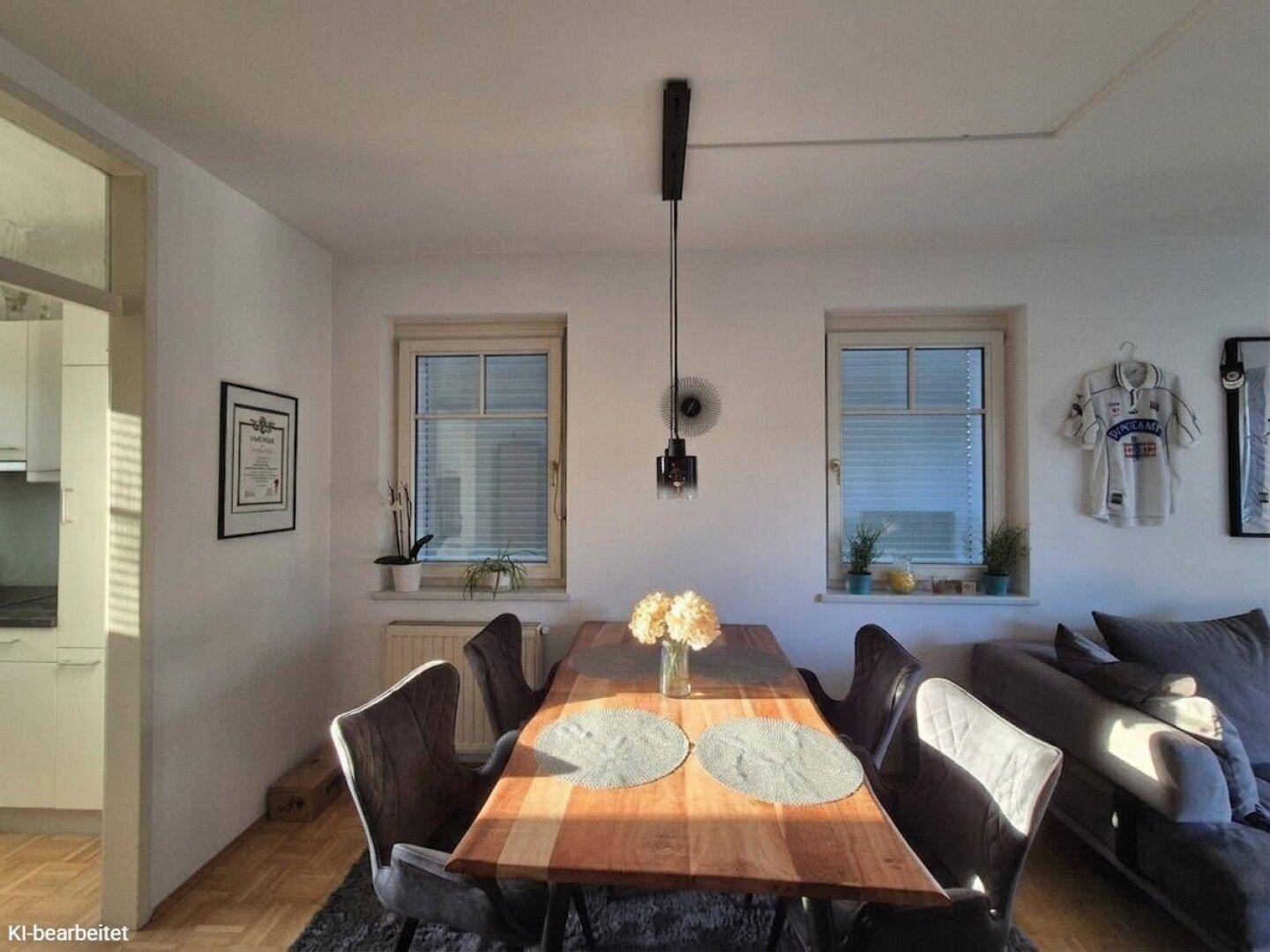 Gemütlicher Essbereich mit Holztisch und Stühlen, integriert in den offenen Wohnraum.