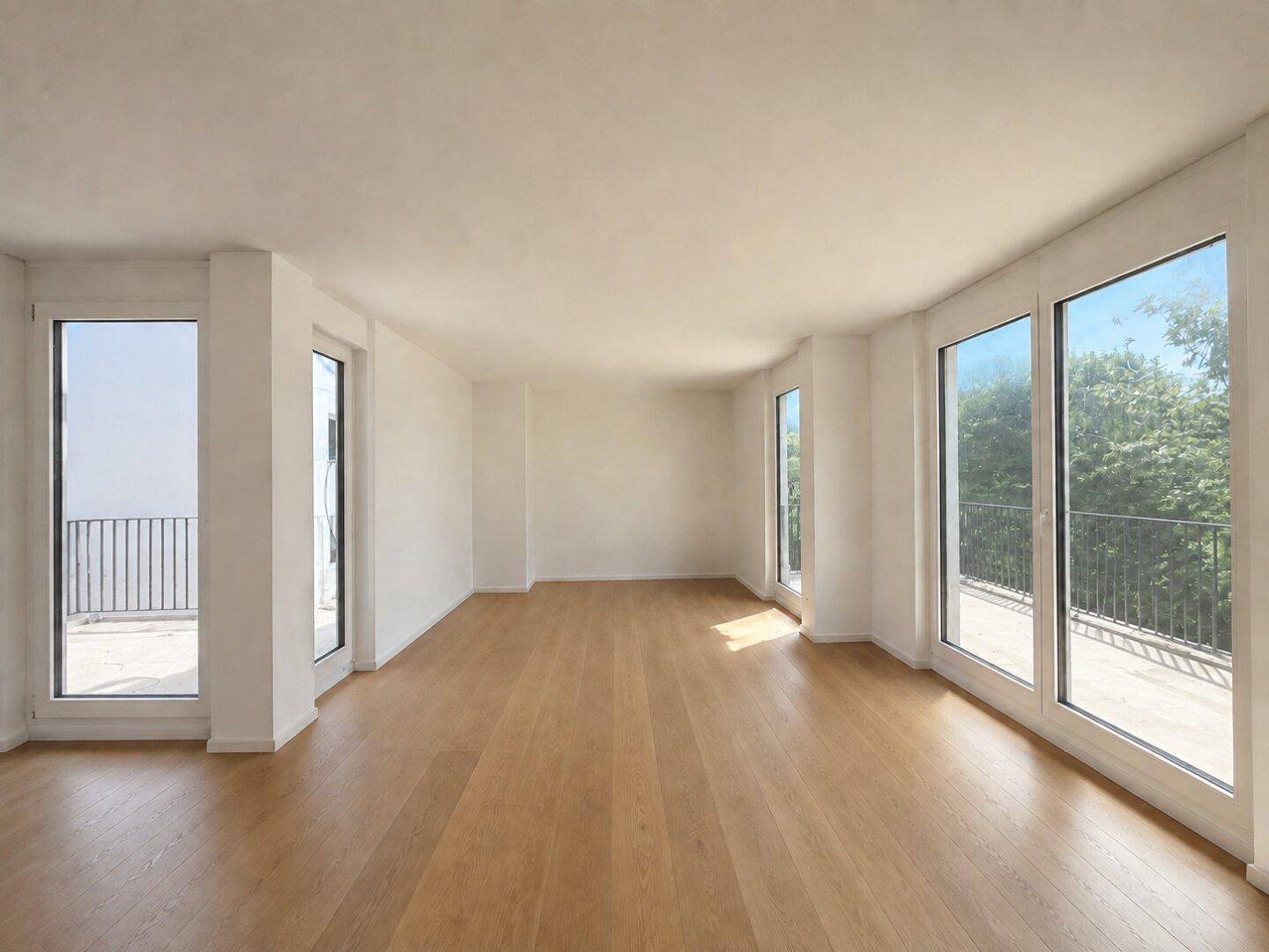 Geräumiger, leerer Wohn- und Essbereich mit großen Fenstern, Holzboden und Balkonzugang.