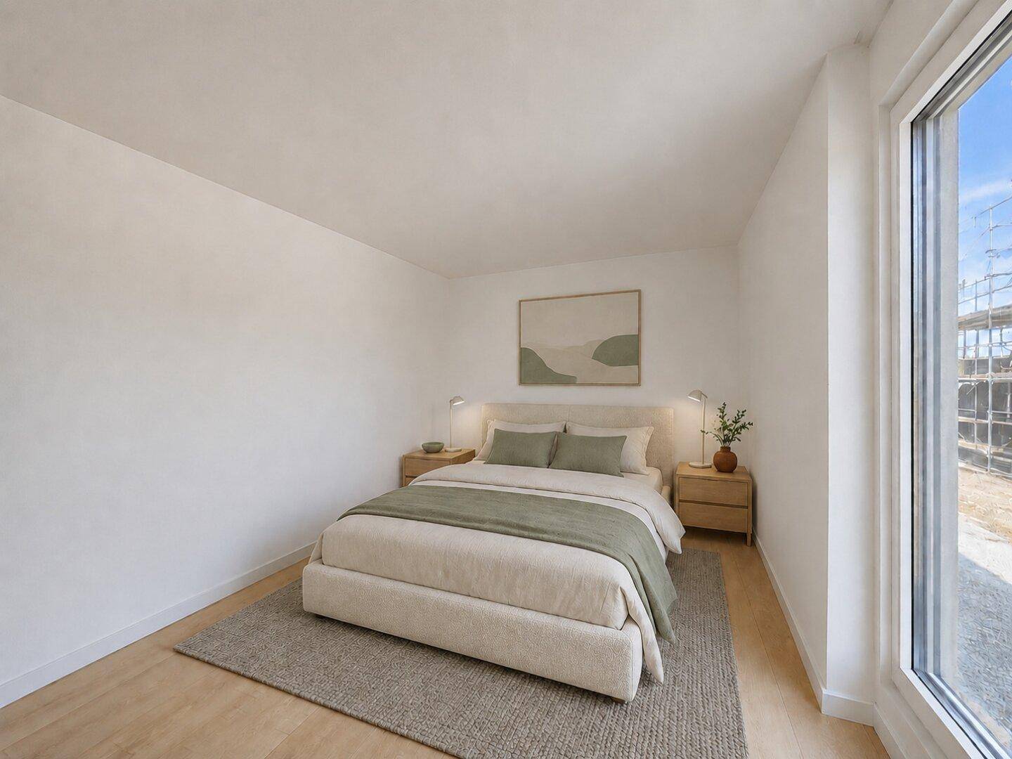 Modern eingerichtetes Schlafzimmer mit großem Fenster, Holzboden und minimalistischer Dekoration.