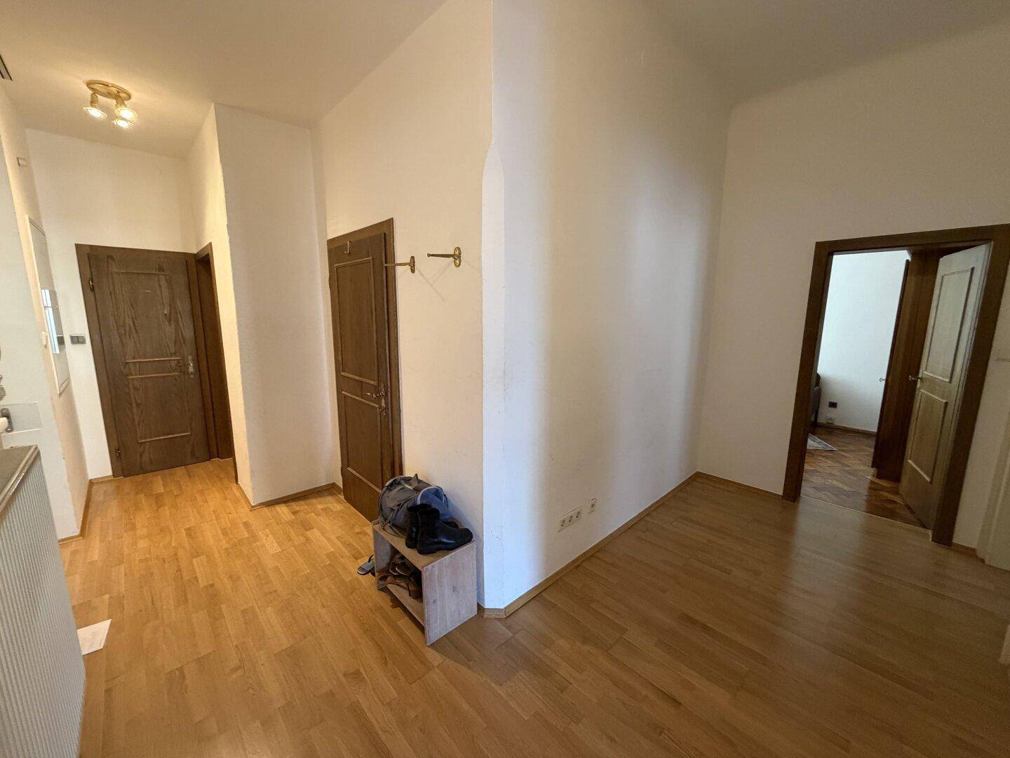 Heller Flur mit Parkettboden und Zugang zu verschiedenen Zimmern der Wohnung.