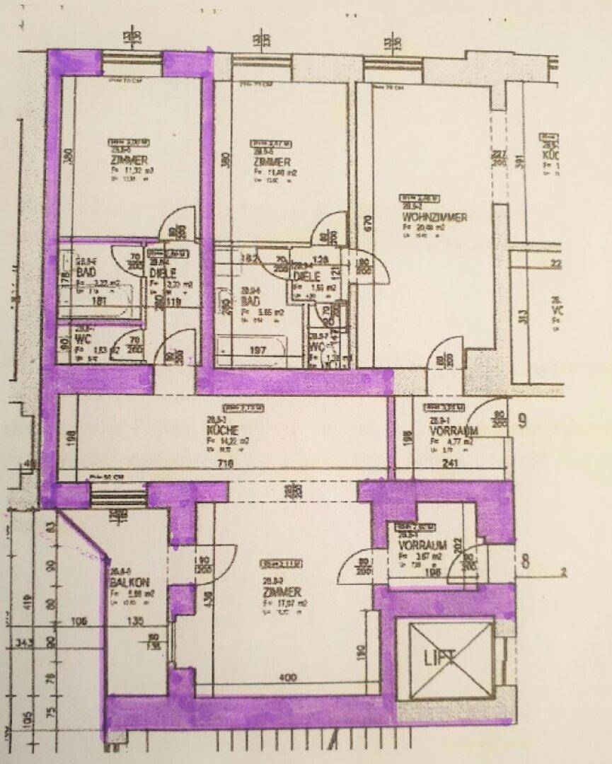 Grundrissplan einer Wohnung mit mehreren Zimmern, Bad, WC, Küche und Balkon, inklusive Lift.