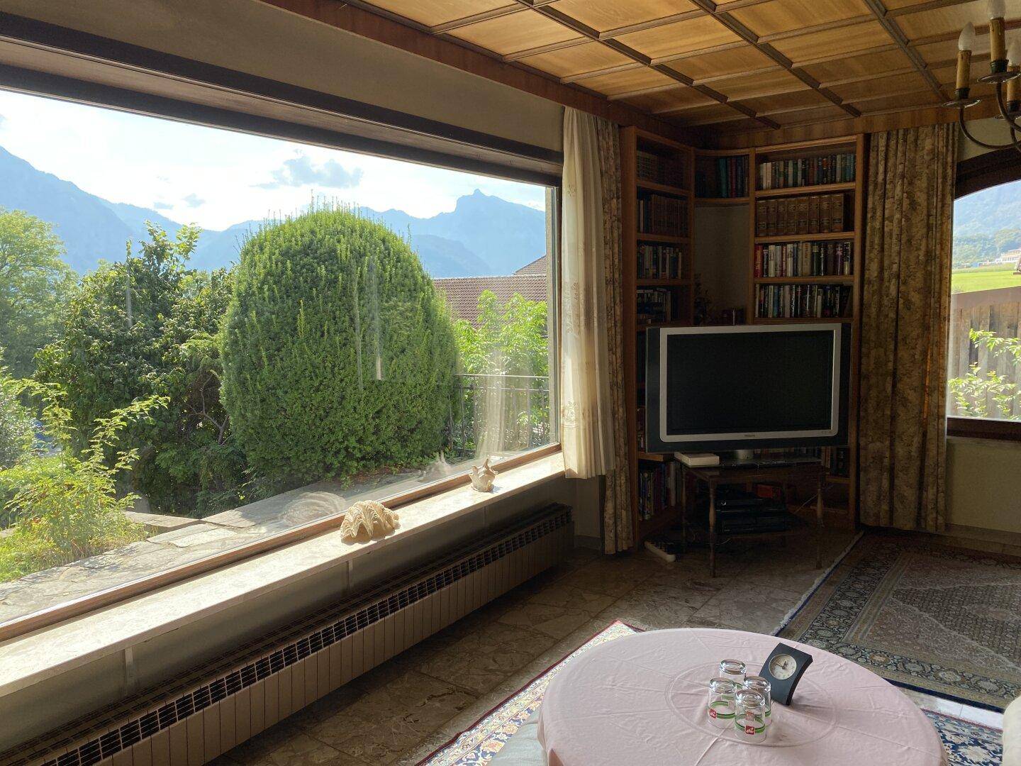 Wohnzimmer mit Panoramafenster