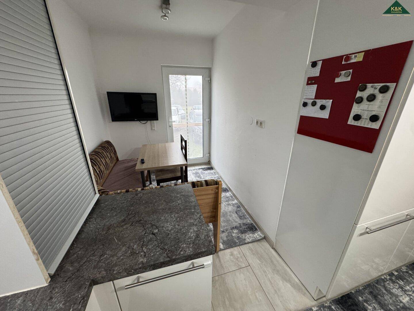 Kleiner Essbereich in der Küche mit Tisch und Bank, ideal für ein schnelles Frühstück oder Mahlzeiten.