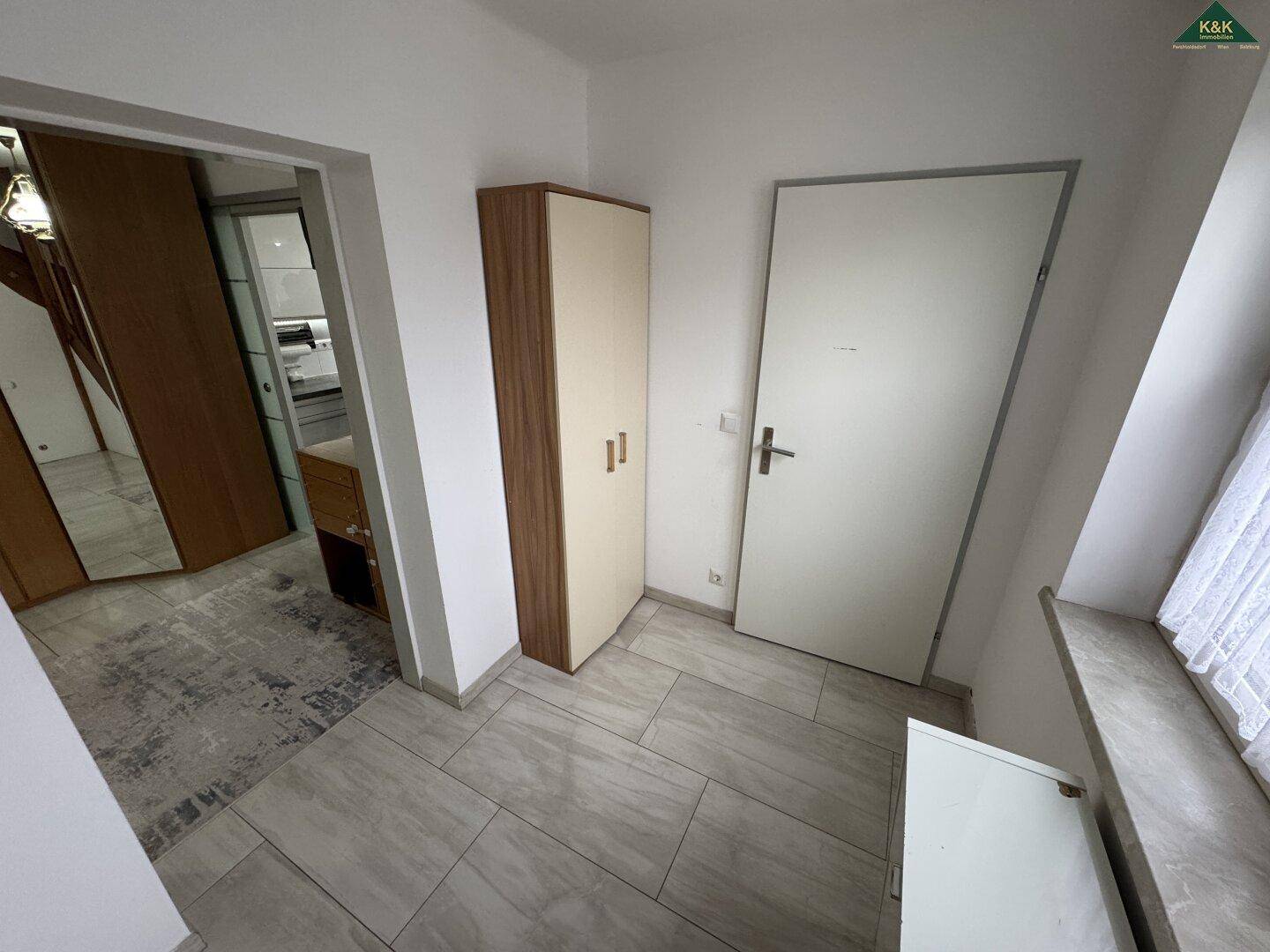 Eingangsbereich oder kleiner Flur mit Schrank und Zugang zu weiteren Räumen.