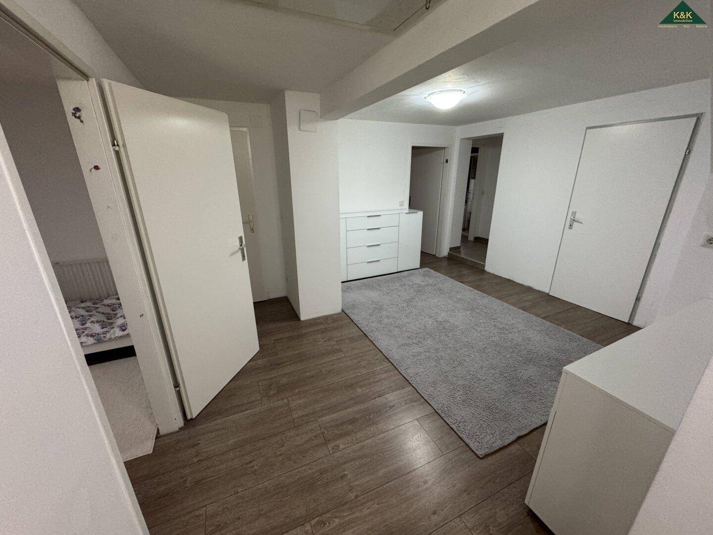 Geräumiges Zimmer im Dachgeschoss mit Teppich und Stauraum.