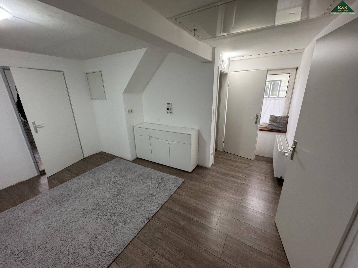 Helles Zimmer im Dachgeschoss mit Schrägen und praktischen Einbauschränken.