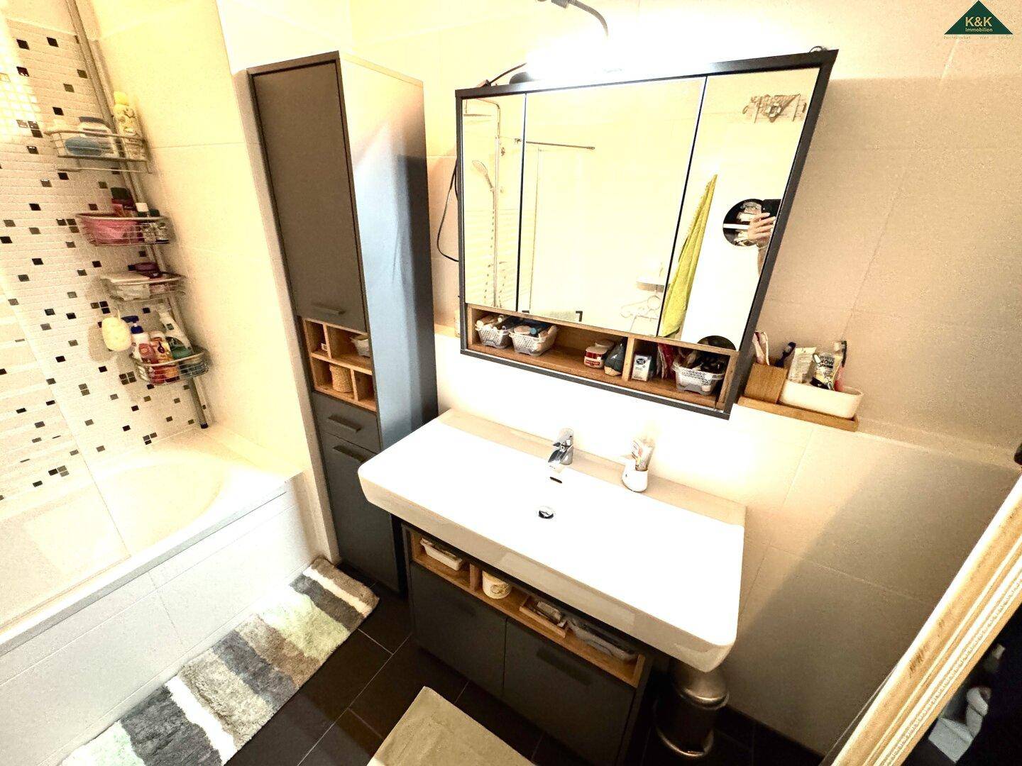 Badezimmer mit modernem Waschbecken und Spiegelschrank, bietet praktischen Stauraum.