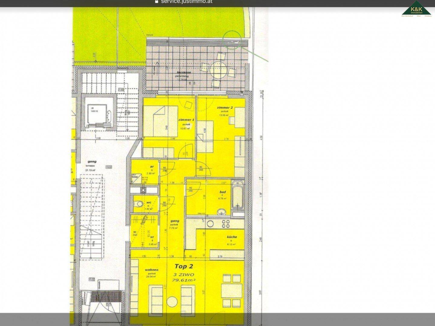 Grundriss einer Wohnung mit gelb hervorgehobenen Wohnbereichen und Balkonzugang.