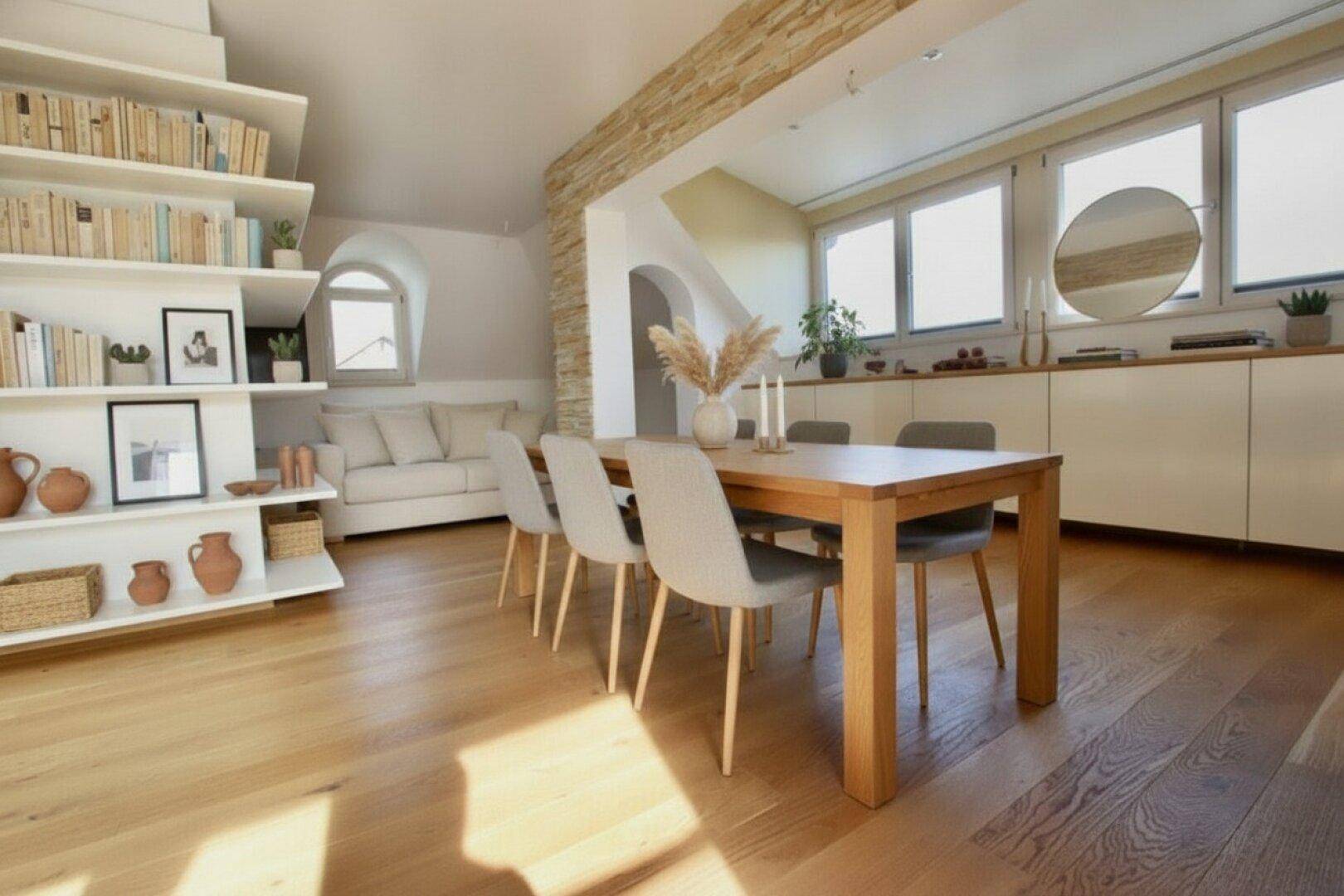 Heller Essbereich mit Holztisch, modernen Stühlen und integrierten Regalen an der Wand.