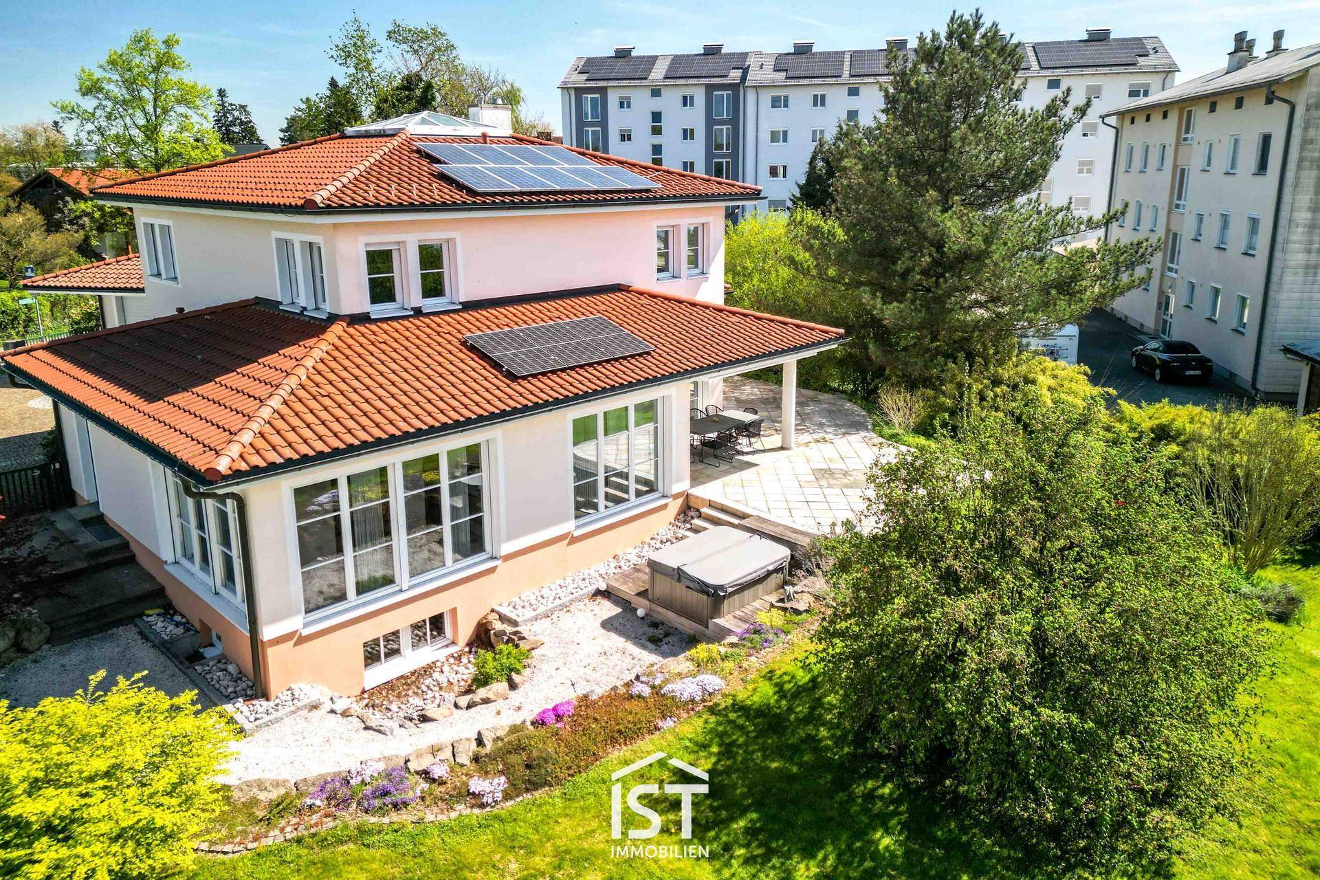 Vogelperspektive des Hauses mit Garten, Whirlpool und Photovoltaikanlage auf dem Dach.