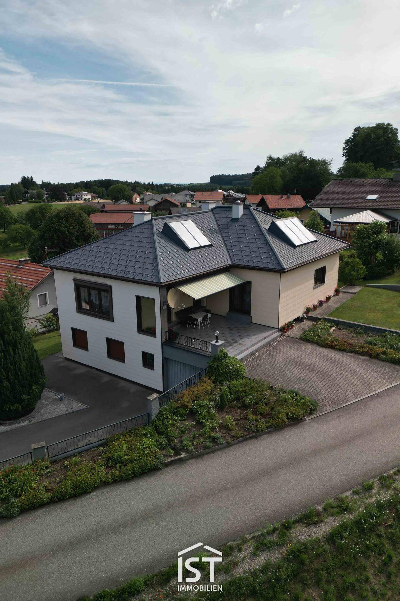 Vogelperspektive des Hauses mit Solaranlage auf dem Dach und ländlicher Umgebung.