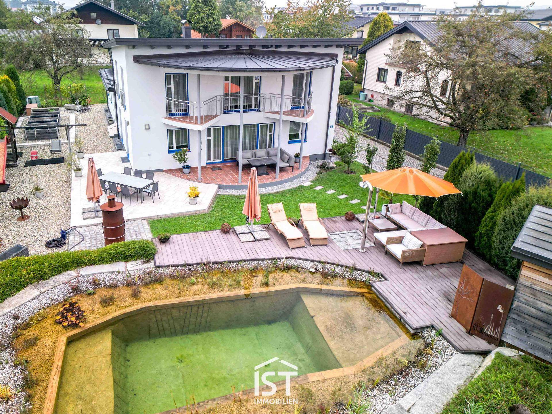 Gesamtansicht des Hauses mit großem Garten, Naturpool und mehreren Terrassen.