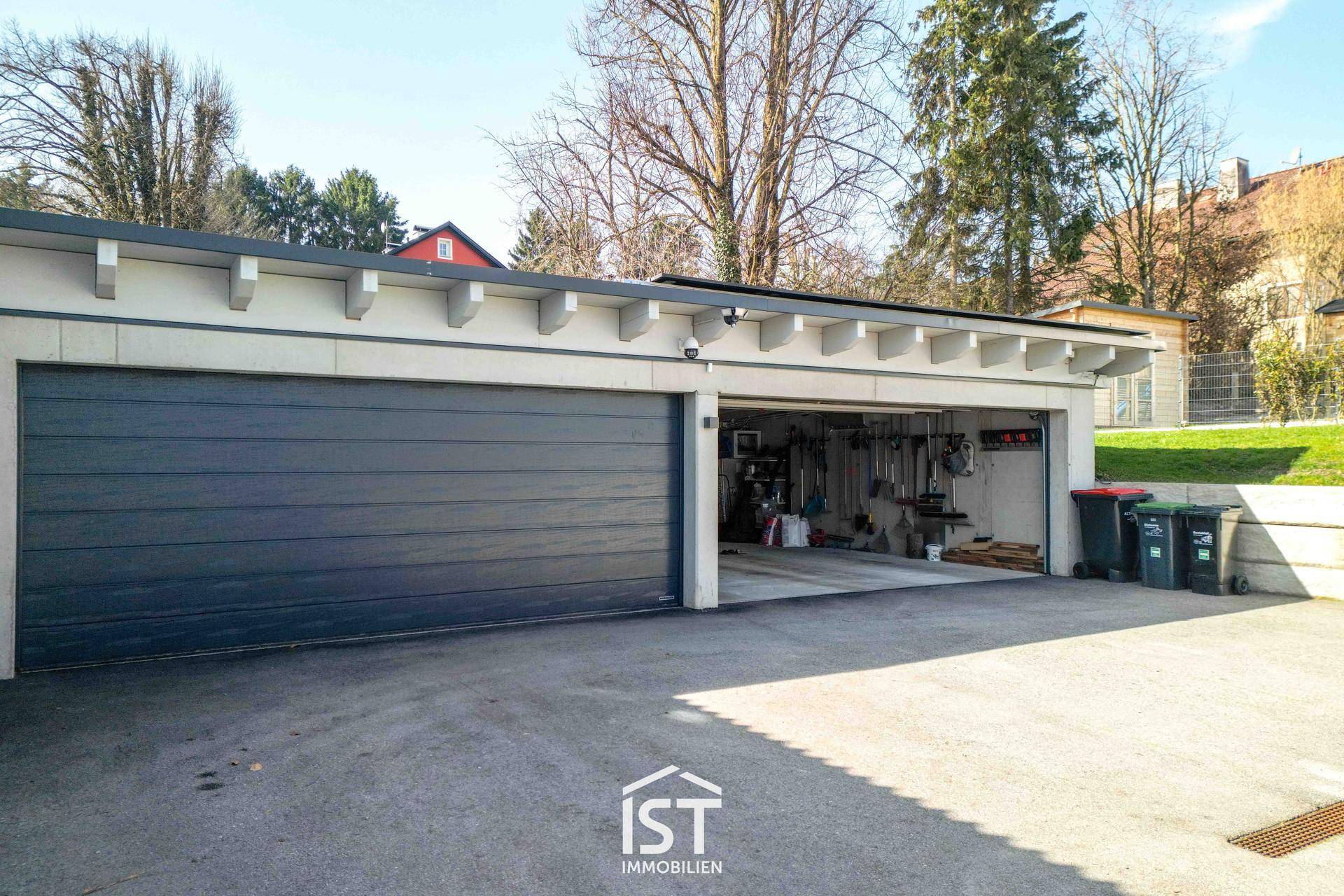 Geräumige Doppelgarage mit dunklen Toren und ausreichend Platz für Fahrzeuge.