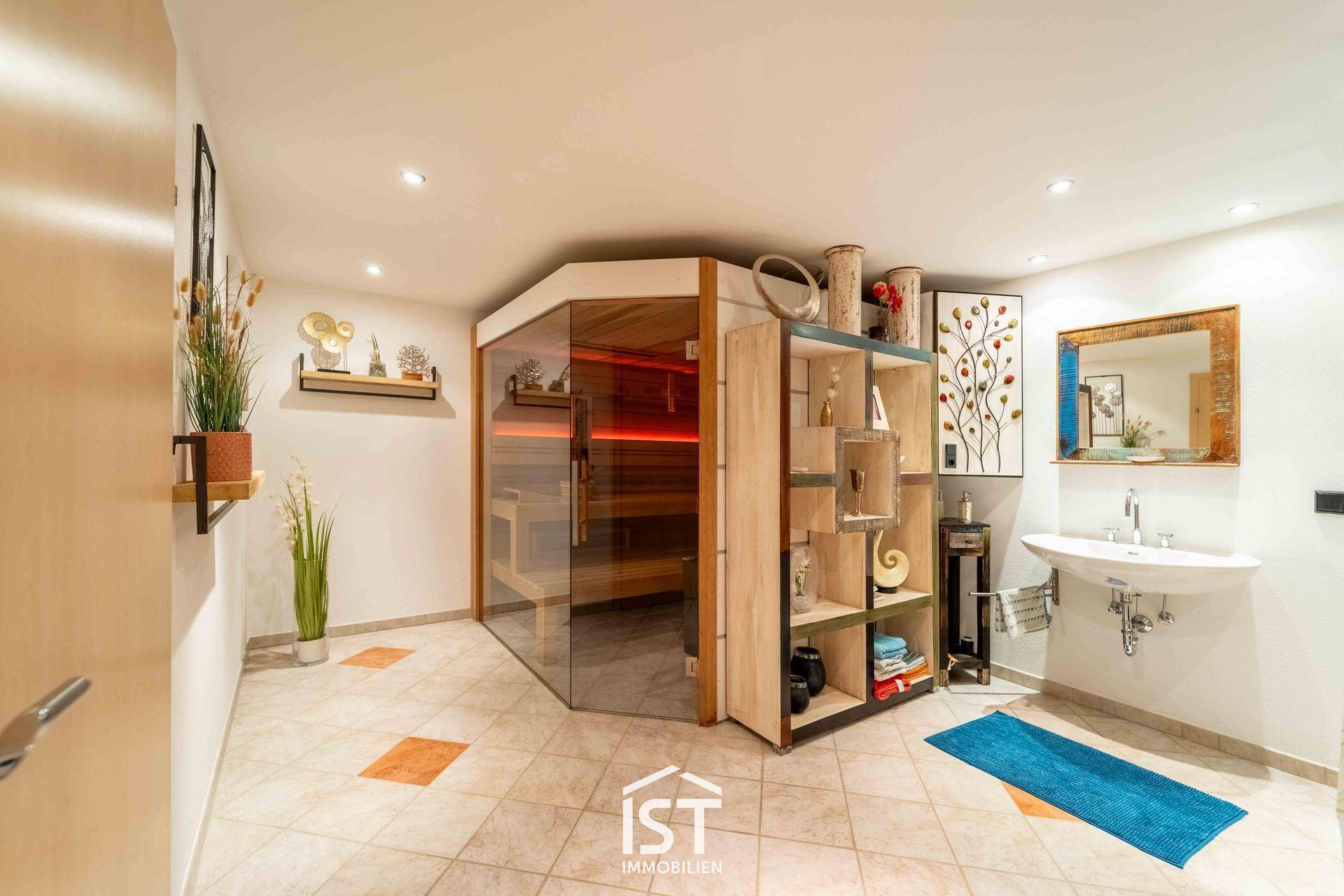 Moderner Wellnessbereich mit Sauna, Waschbecken und Fliesenboden.