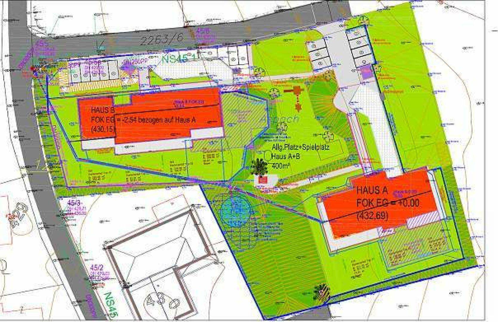 Übersichtlicher Lageplan mit eingezeichneten Gebäuden, Grundstücksgrenzen und Parkplätzen.