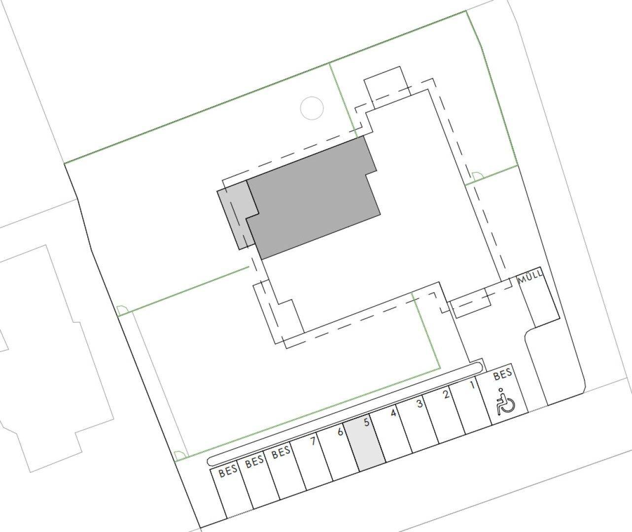 Lageplan des Gebäudes mit Grundstücksgrenzen und eingezeichneten Parkplätzen.