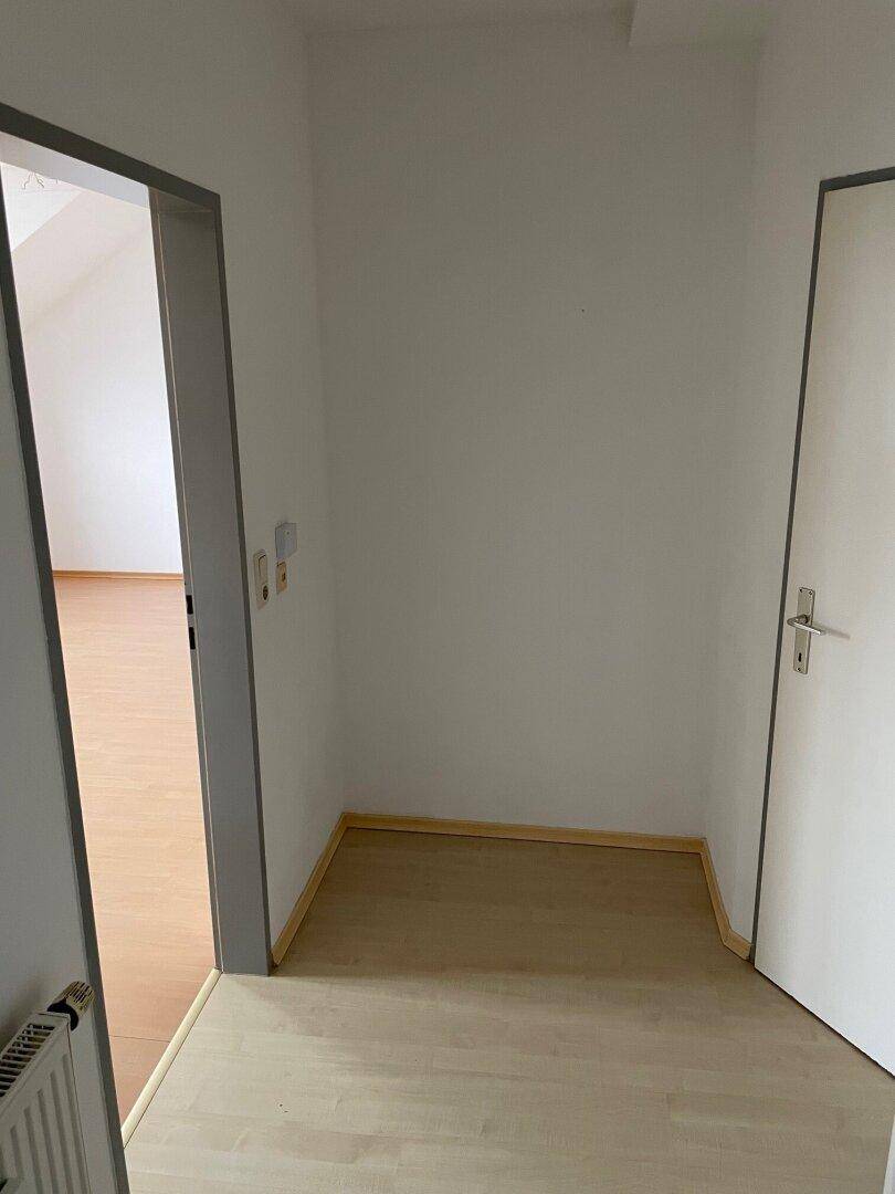 Heller Flurbereich mit Laminatboden und Zugang zu weiteren Räumen der Wohnung.
