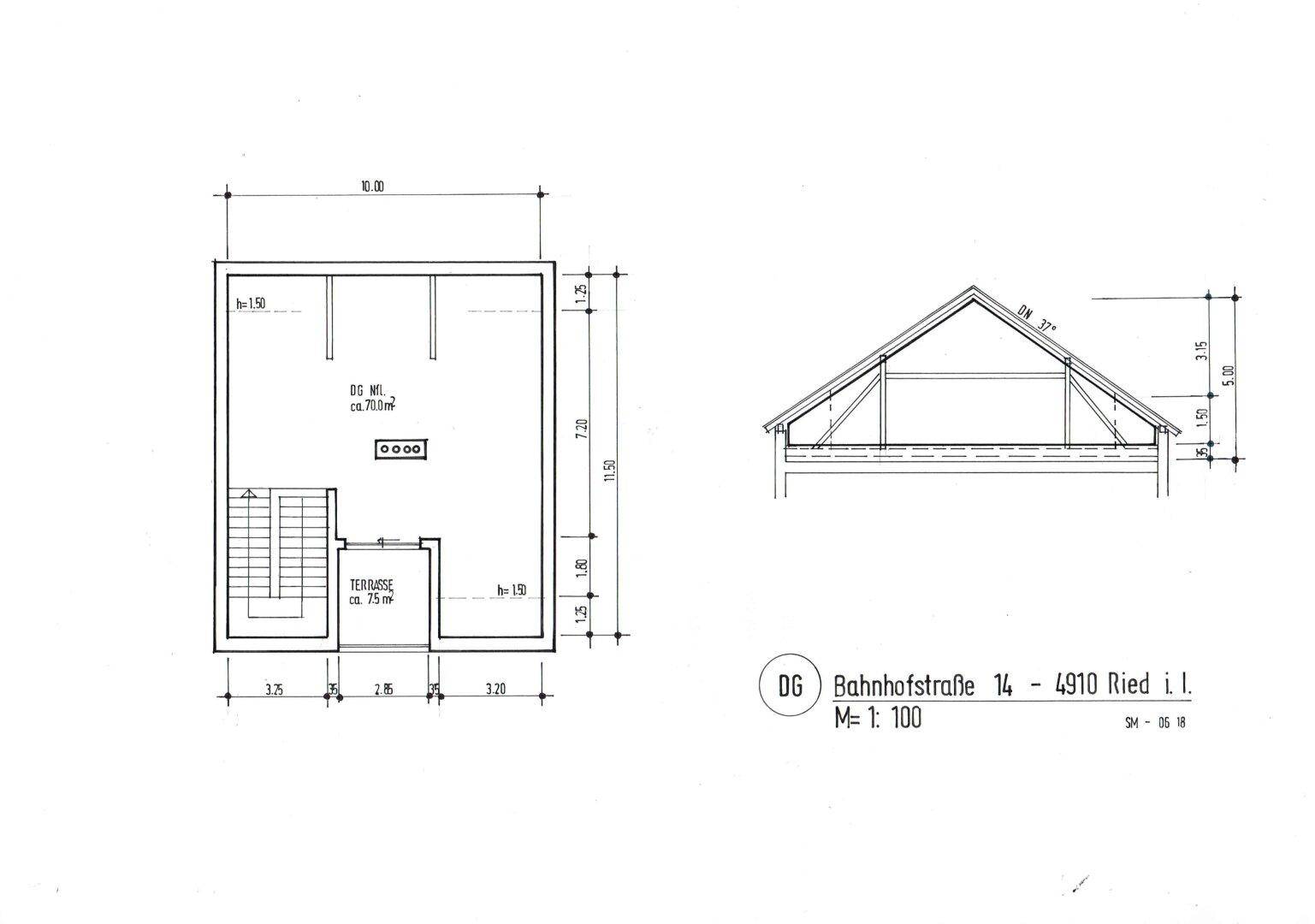 Grundriss des Dachgeschosses mit einer Dachterrasse und einem Querschnitt des Gebäudes.