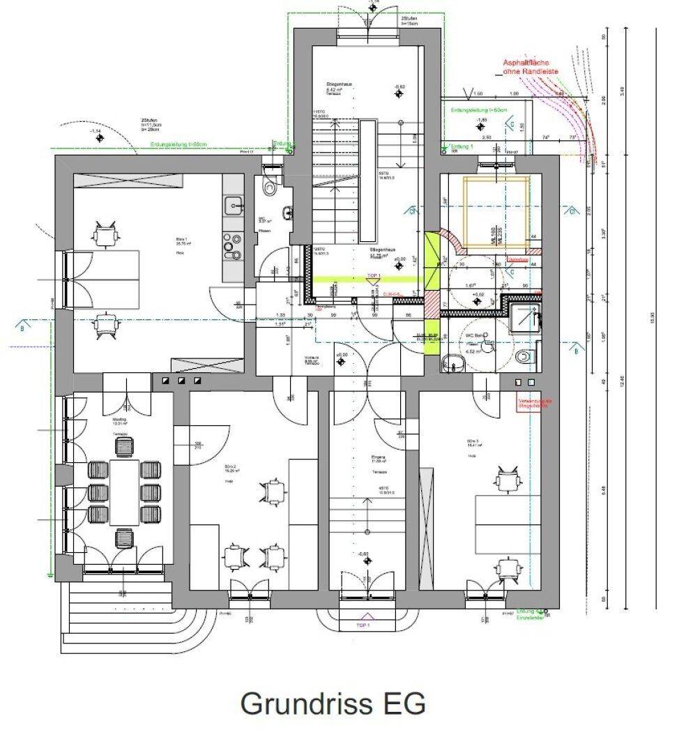 Detaillierter Grundriss des Erdgeschosses mit verschiedenen Räumen und Treppenhaus.