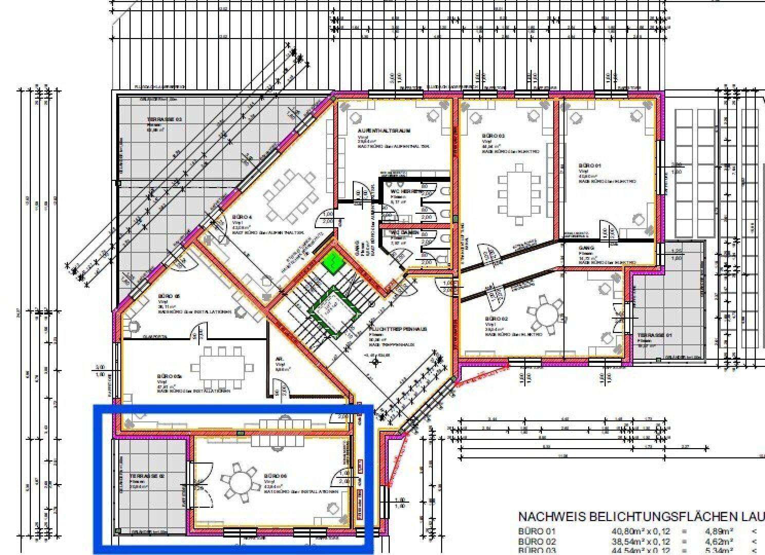 Dieser Grundriss zeigt eine Büroetage mit mehreren Büroräumen, einem Aufenthaltsraum, Toiletten und Terrassenbereichen.