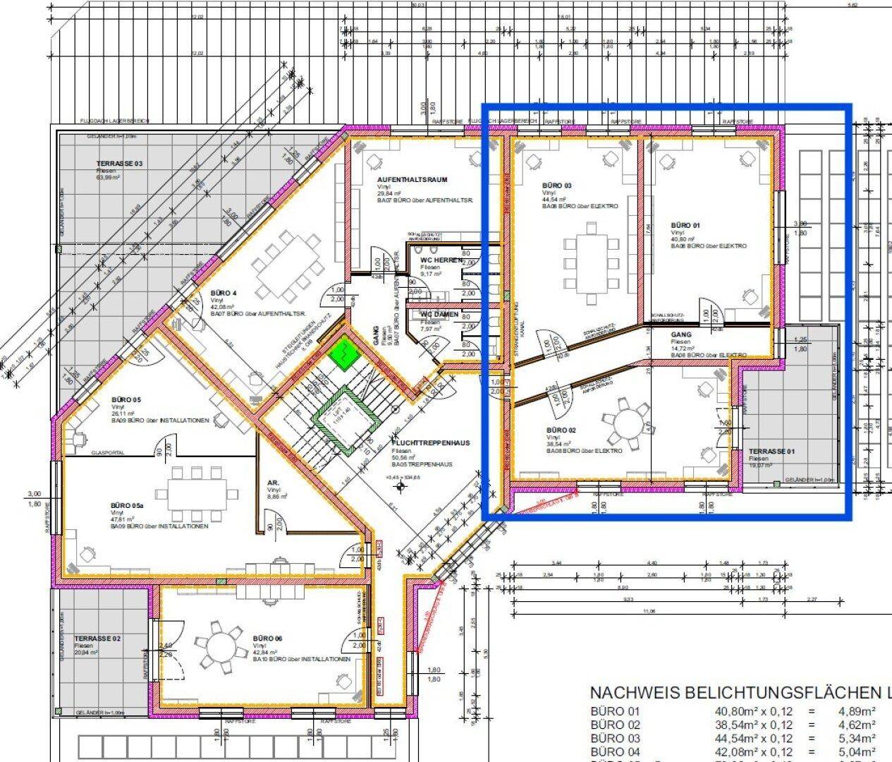 Detaillierter Grundriss einer Büroetage mit mehreren Büroräumen, zentralem Treppenhaus und drei Terrassen.
