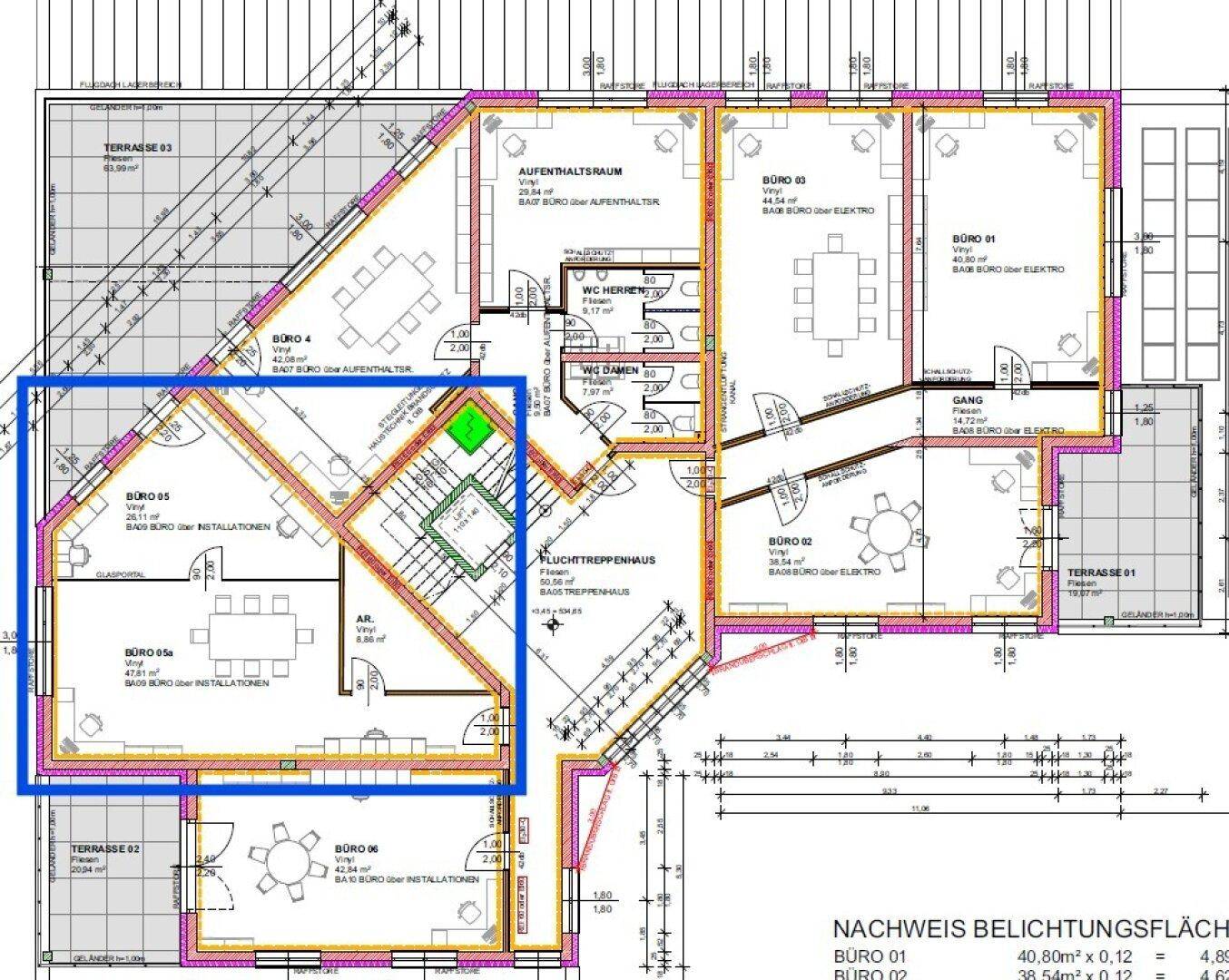 Dieser detaillierte Grundriss zeigt eine Büroetage mit mehreren Büroräumen, zwei separaten Toilettenbereichen und drei Terrassen, die viel Tageslicht bieten.