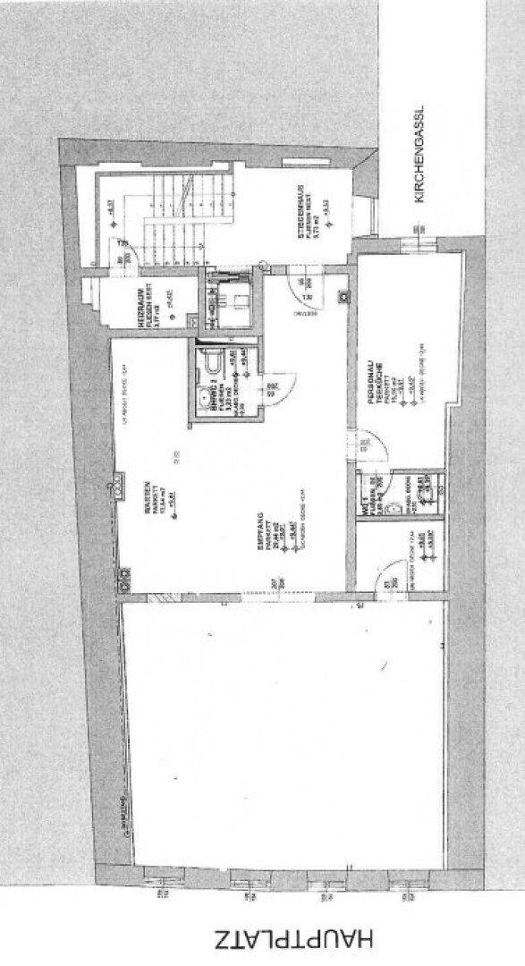 Detaillierter Grundriss des Erdgeschosses mit verschiedenen Räumen und Zugang zur Terrasse.