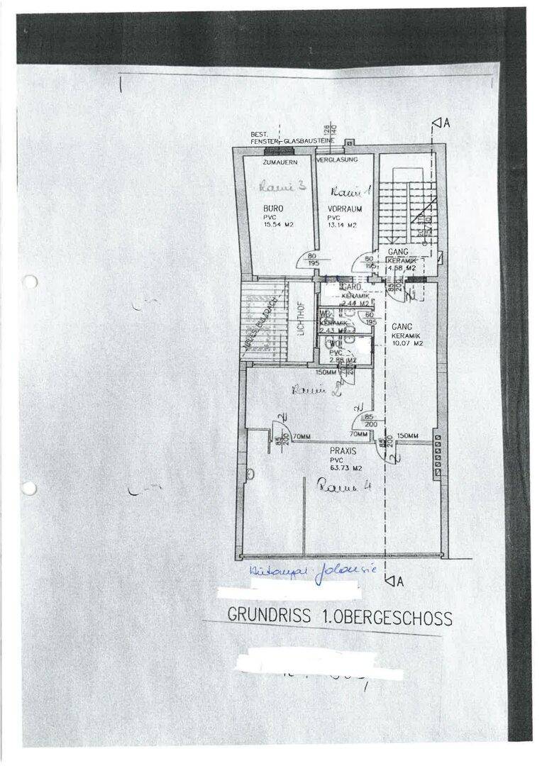 Grundriss des ersten Obergeschosses mit Büroräumen, Vorraum und einem Lichthof.