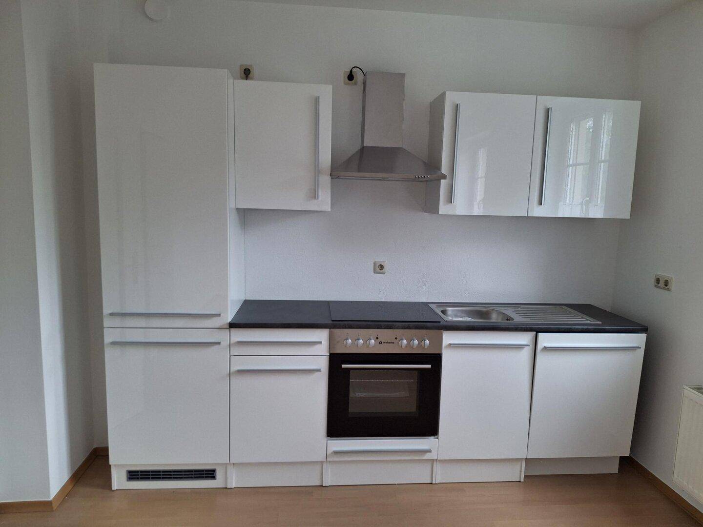 Neu möblierte Küche in gemütlicher 2-Zimmer-Wohnung in ruhiger Wohnlage in Obernberg – pohled 2