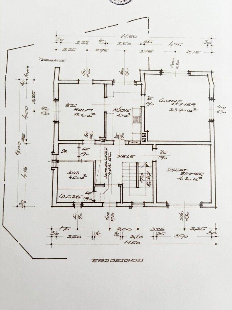 Grundriss des Erdgeschosses mit Wohnzimmer, Küche, Essraum und Schlafzimmer.